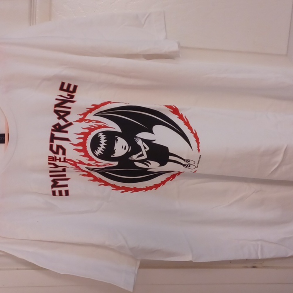 Hot topic EMILY THE STRANGE BAT WINGS WHITE SHORT-SLEEVED TSHIRT 2XL - Picture 6 of 6